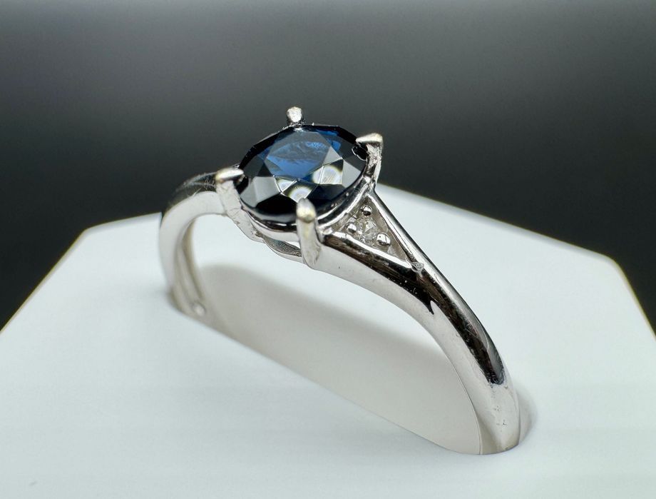 Złoty pierścionek z szafirem i 2 diamentami z certyfikatem 1,68g, 14ct