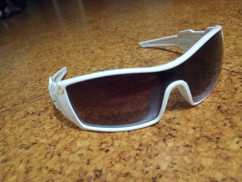 Oculos perto e branco extiloso e bonito