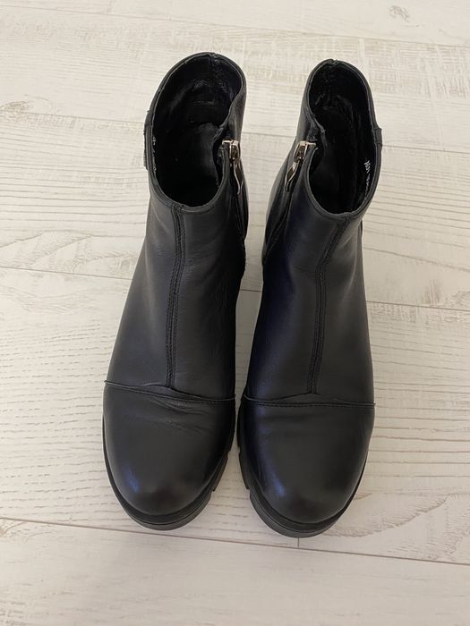 Жіночі шкіряні ботінки Estro