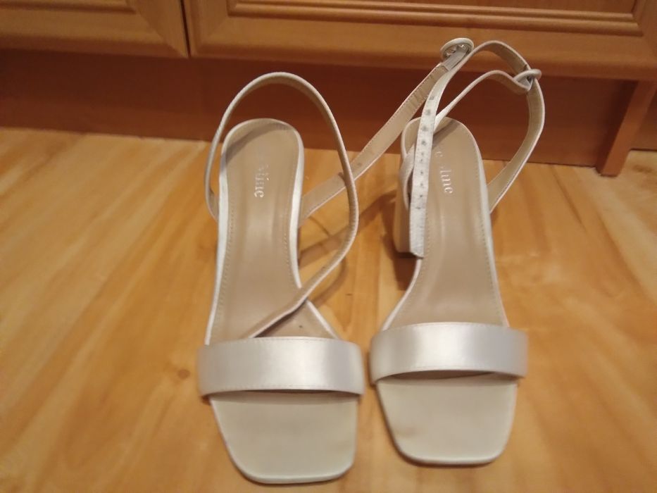 Buty damskie ecru na obcasie