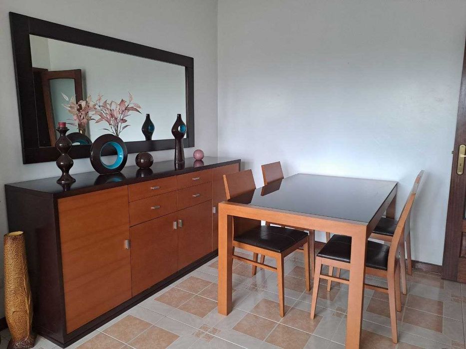 Mesa e cadeiras de madeira maciça