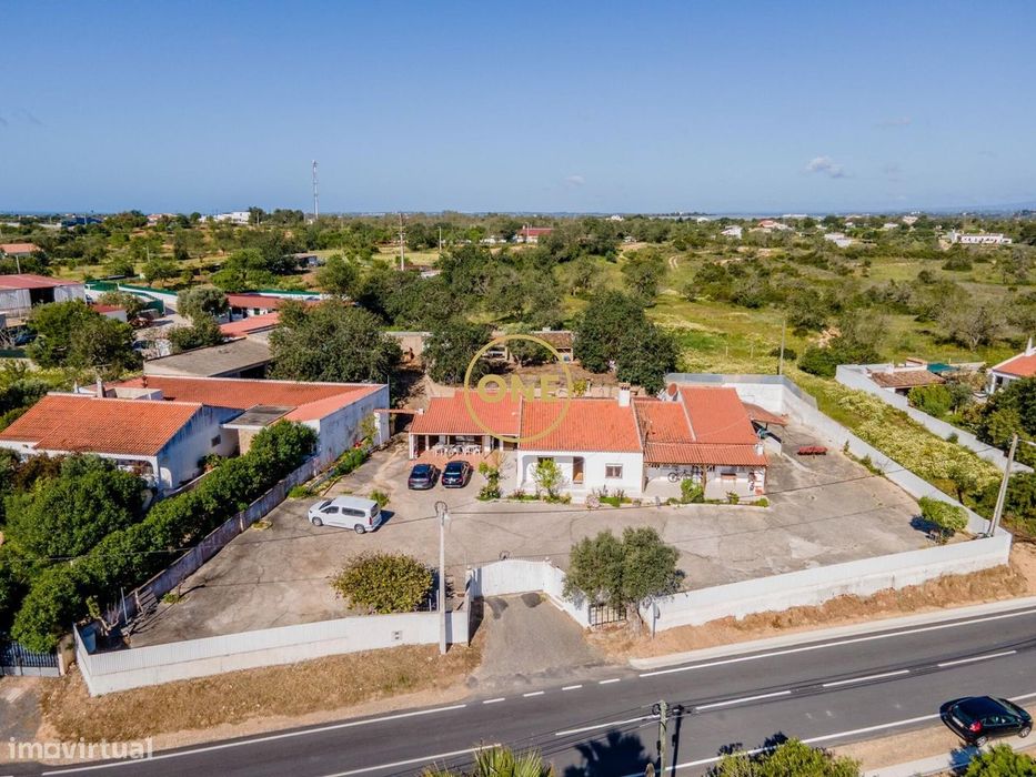 Moradia Térrea com excelente Terreno e Armazém - Assumadas - Tunes - A