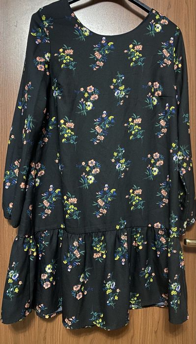 czarna sukienka w kwiaty