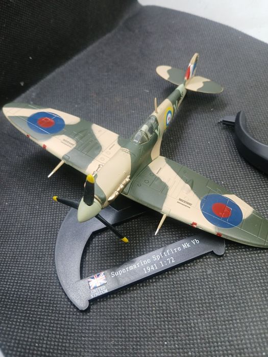 Miniaturas  de aviões  1:73 novos com fascículos