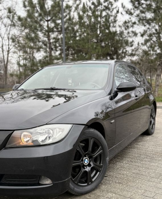 Продаю BMW E90 2007 года выпуска, 2.0 дизель, 6-ступенчатая МКПП. По машине вопросов нет, по кузову целая. Новый АКБ, новое сцепление, новая зимняя резина, свежая страховка. Расход 6 л. Все системы безопасности и комфорта исправны. Машина на временном учёте. Сел и поехал, без вложений. Любые проверки на СТО. Тот, кто знает — поймёт. Кто не знает — звоните, всё расскажу.