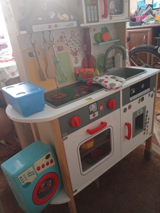 Sprzedam kuchenke zabawkowa z akcesoriami widocznymi na zdjeciach