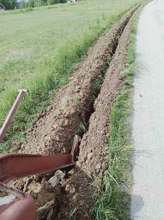 Wykopy pod instalację, światłowody, usługi koparką łąńcuchową i koparko - ładowarką
