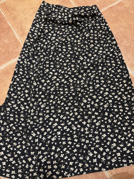 Vendo saia  aberta ao lado marca Shein xs