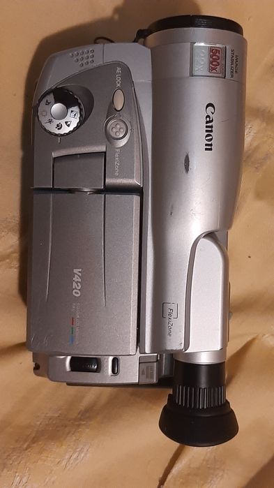 Видеокамера Canon vid 8.работает на литийионом акамуляторе.