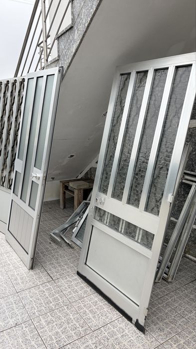 3 portas 7 janelas 2 portas de sacada tudo com aros