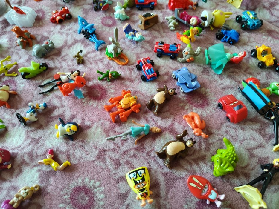 Колекція іграшок з Кіндер сюрпризів