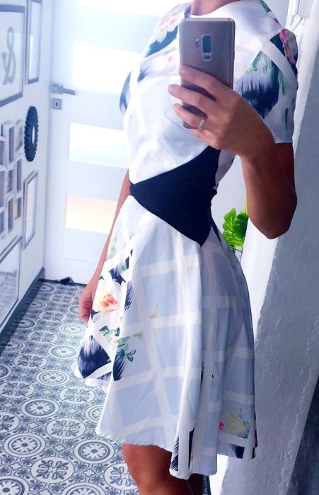 Piekna sukienka True Violet

Roz S,M