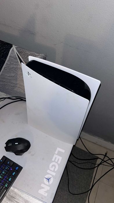 Playstation 5 Slim 825GB com 3 comandos.