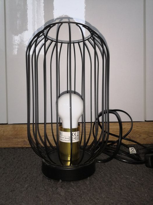 Metalowa czarna lampa lampka.