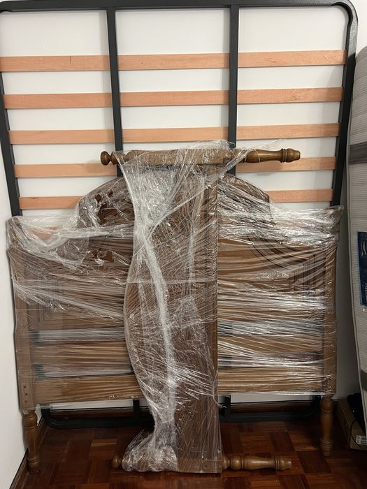 Cama de casal em madeira maciça.