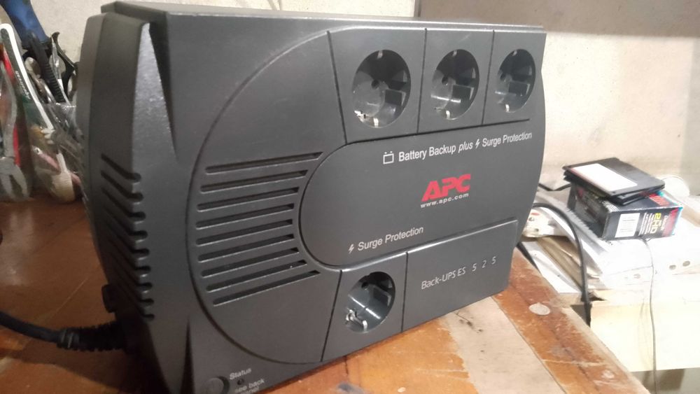 Источник бесперебойного питания инвертор APC Back-UPS 525VA 12V-220V