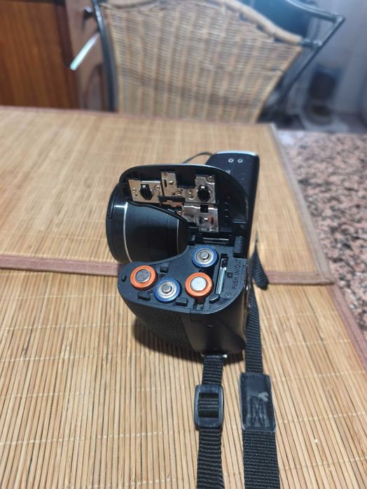Máquina fotográfica da Sony, modelo DSC H300