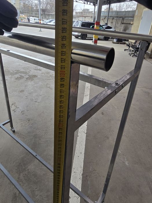 Стійка для одягу в магазин