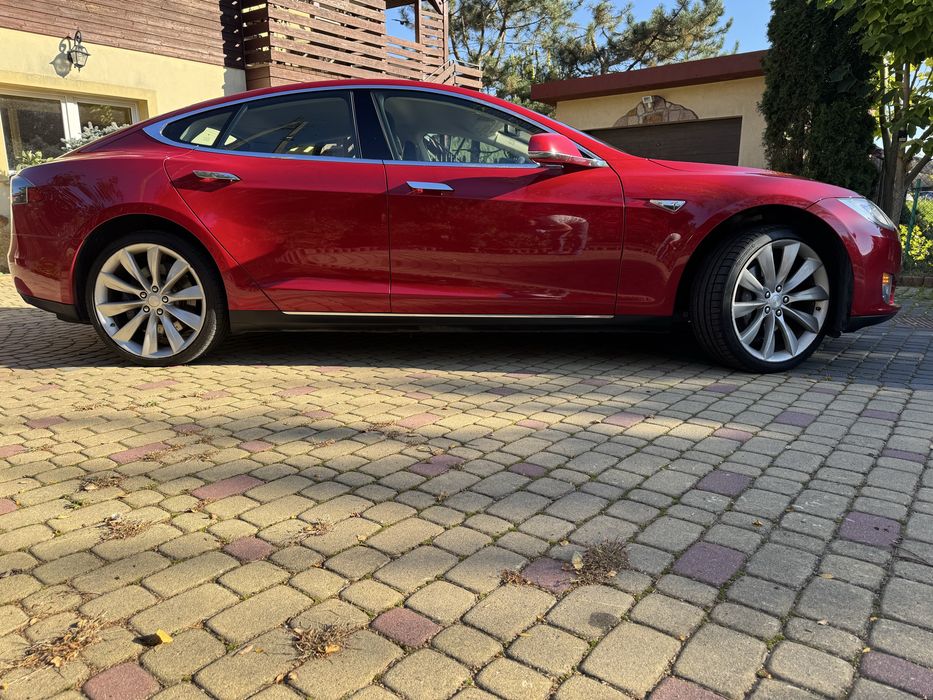 Tesla model S85 zarejestrowana zadbana