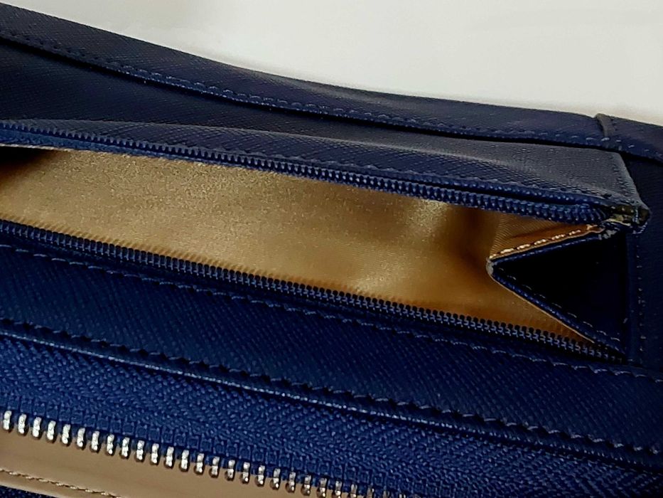 Carteira de Mulher Guess Azul.