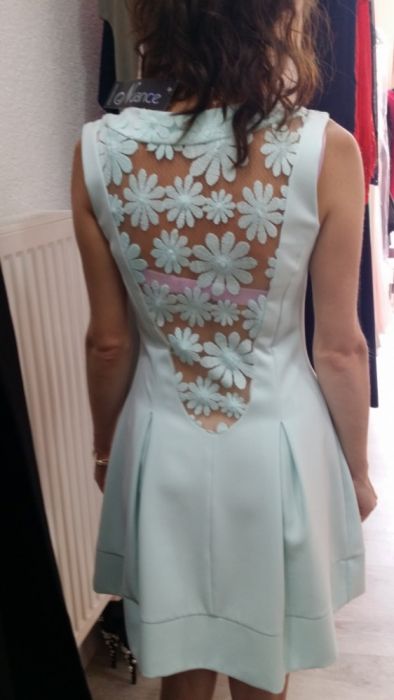 Miętowa sukienka z koronkowym tyłem.