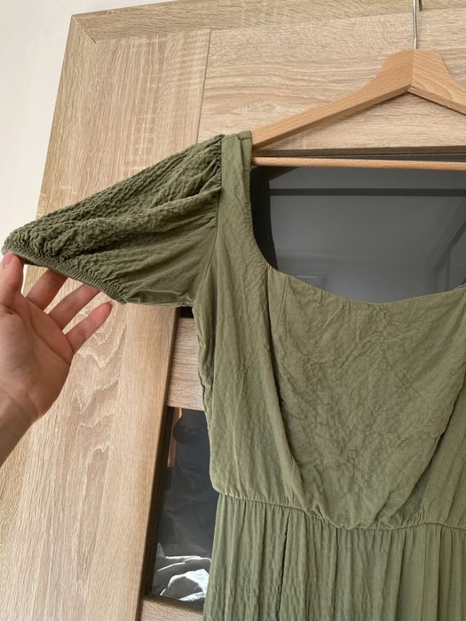 Oliwkowa sukienka midi  z odkrytymi plecami