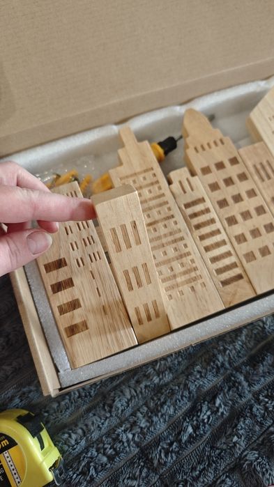 Wieszak ścienny miasto lite drewno