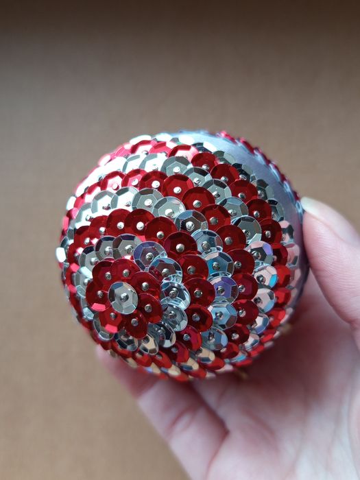 Bombka styropianowa z cekinami i ozdobną wstążką rękodzieło handmade