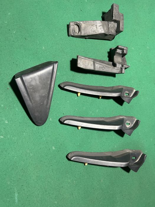 Заглушка переднього крила і вітрового скла. Рено кліо4