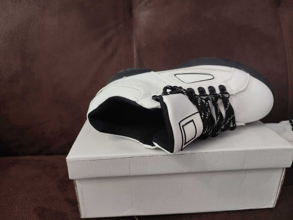 Białe buty sneakersy na platformie