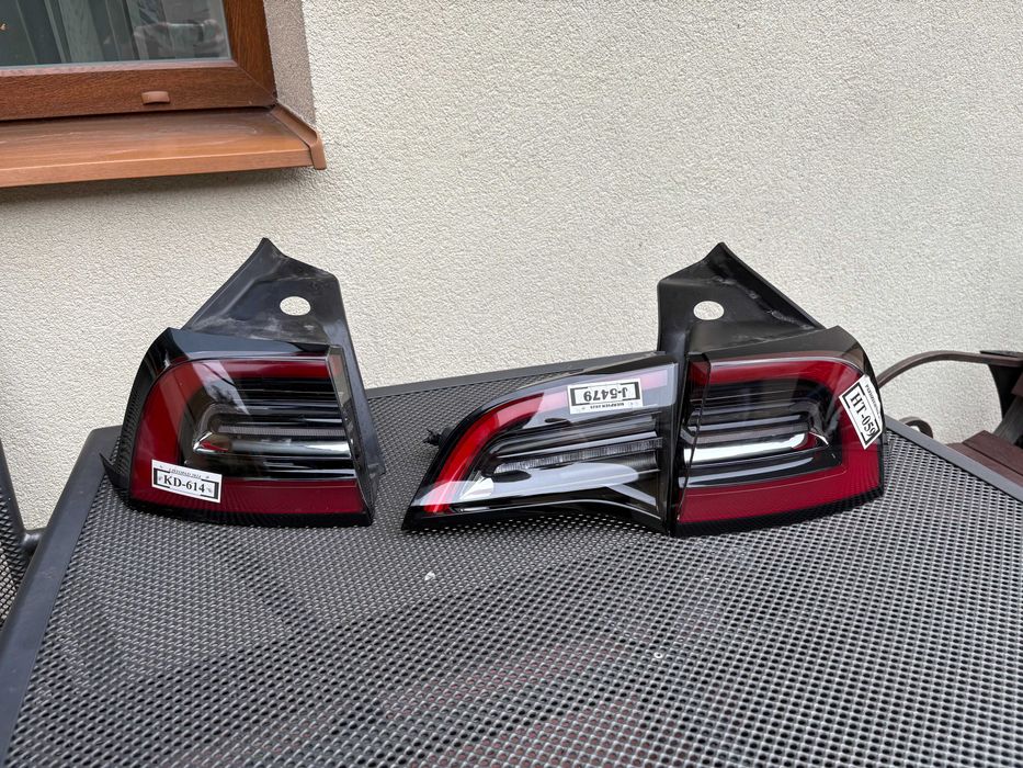 Фонар Tesla model 3/model Y Європа 4pin правий внутрі. та лівий зовні.