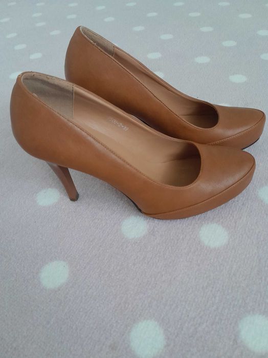 Szpilki camel karmelowe 39