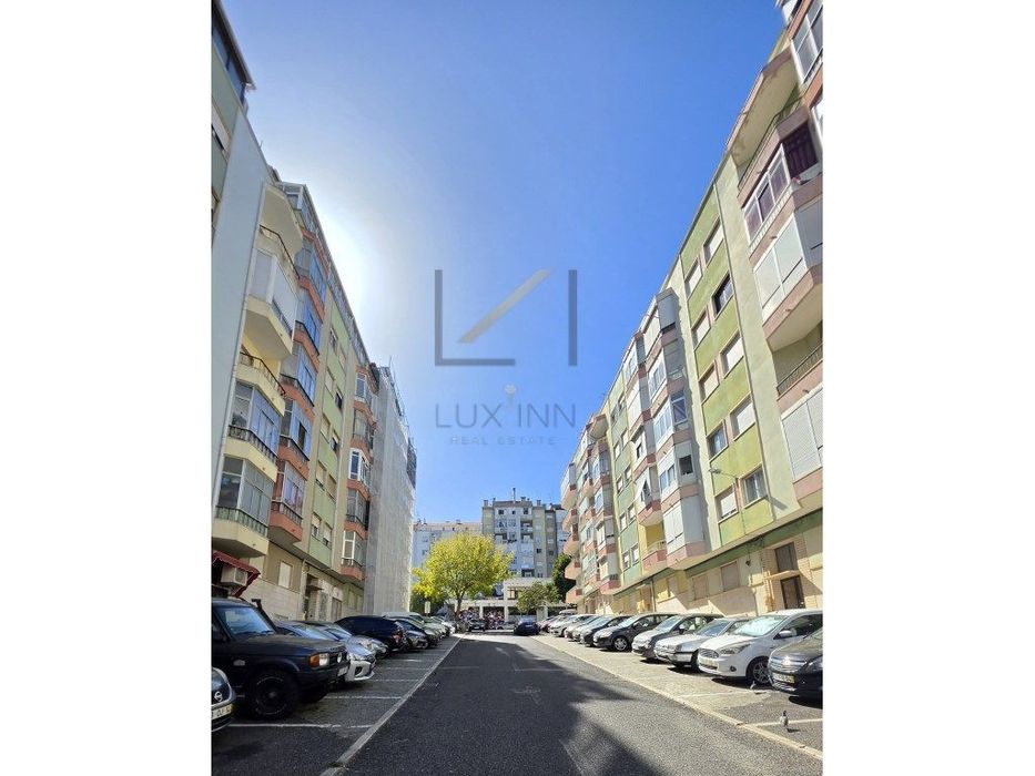 T2 Amadora - elevador junto ao metro