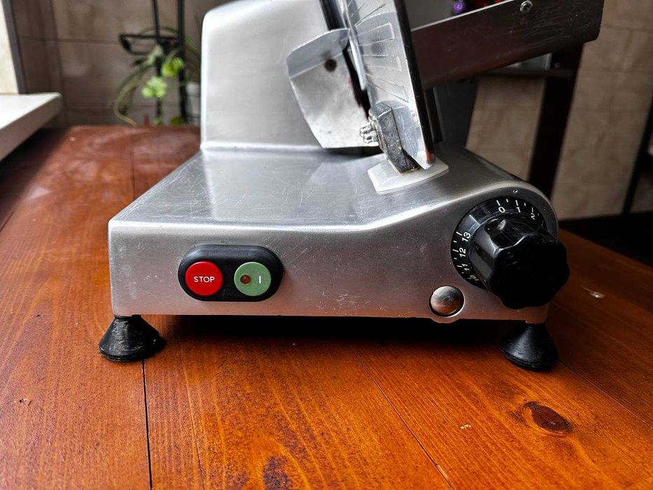 Італійський слайсер DOM 250, ніж 25 см, робочий