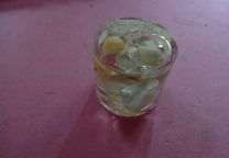 Biblot pisa papeis-conchas dentro de agua