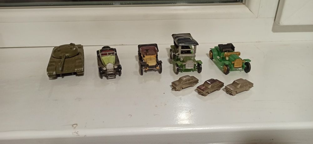 Продам машинки модельки моделі