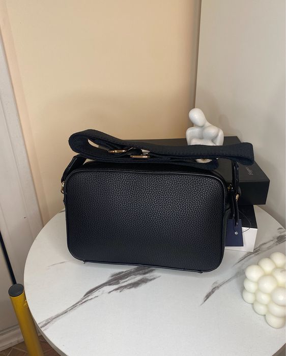 Жіноча кросбоді сумка Tommy Hilfiger чорного кольору