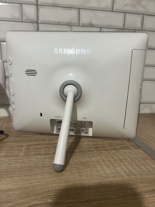 Цифровая фоторамка Samsung SPF-83V.