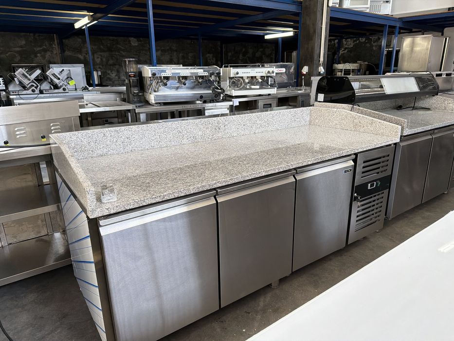 Bancada de Pizza 3 portas refrigerada tampo em granito