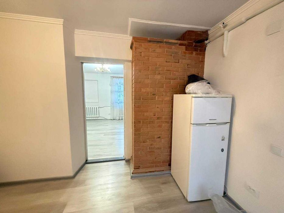 Здається компактний будинок з новим ремонтом, техніка та меблі.