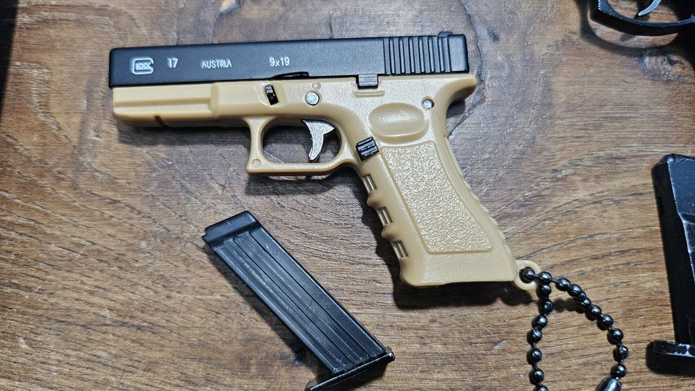 Escala 1:3  GLOCK 17/ Beretta M92  metal replica á real, não dispara