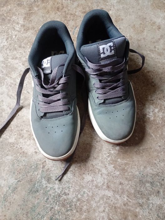 Tênis da DC cinzentos
