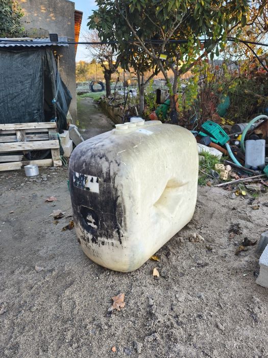 Vendo um depósito plástico