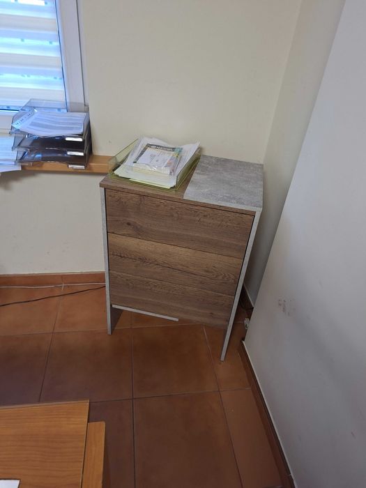 Likwidator sprzeda zestaw szafek nocnych, stolików i stołów