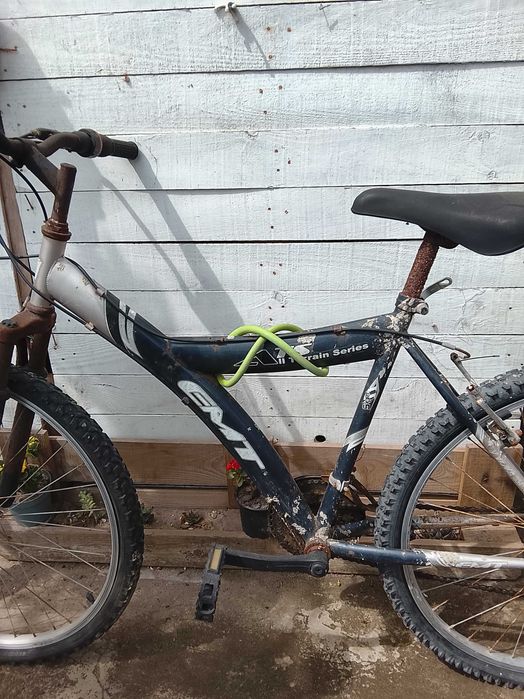 Duas bicicletas + pneu suplente