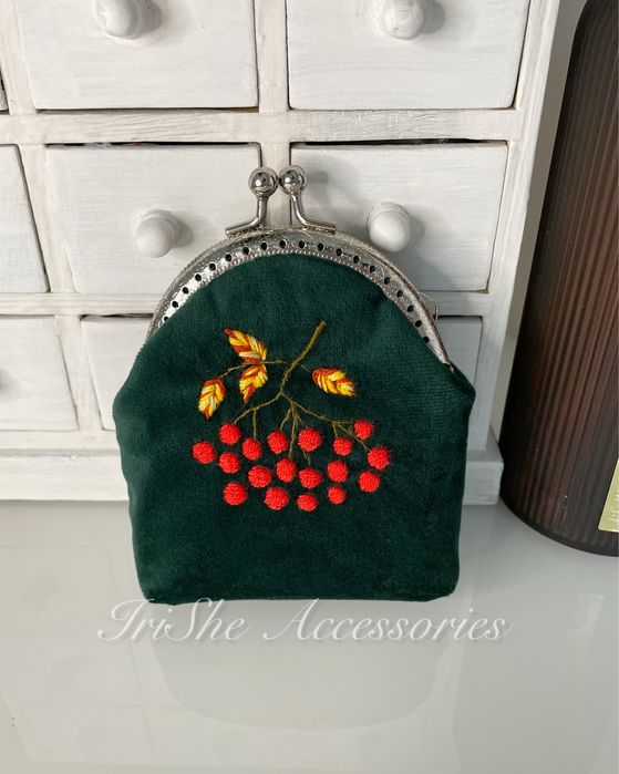 Portmonetka welurowa Jarzębina, haftowana ręcznie. Rękodzieło