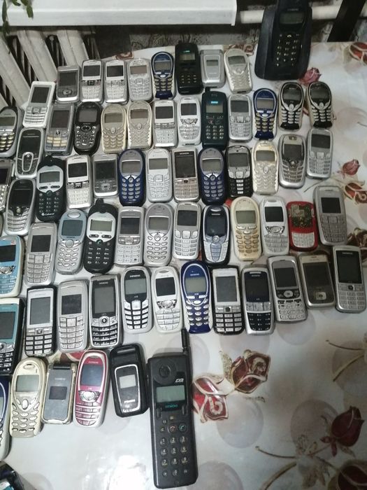 Продам лот телефонів сіменс а52 а57 с62 с75 сріблястого кольору