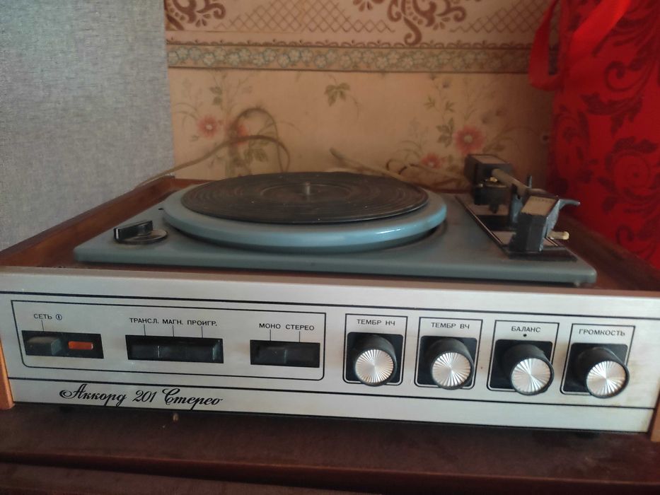Старі програвачі і підсилювач звуку