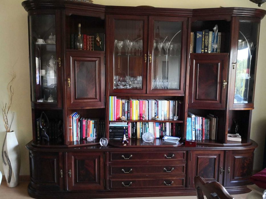 Móvel de sala em madeira "Nogueira" com muita arrumação em bom estado