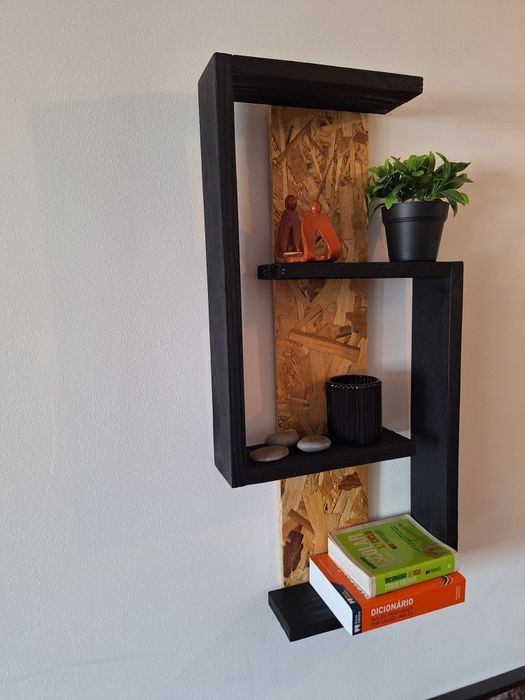 Estante de parede moderna em madeira (feito à mão)